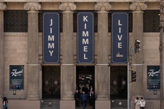Devant le théâtre où est enregistrée l’émission d’ABC « Jimmy Kimmel Live ! » sur Hollywood Boulevard, à Los Angeles, le 28 avril 2026. LAUREN JUSTICE/REUTERS
