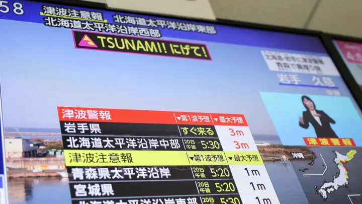 L'alerte au tsunami à la télévision japonaise, le 20 avril 2026. © Issei Kato, Reuters