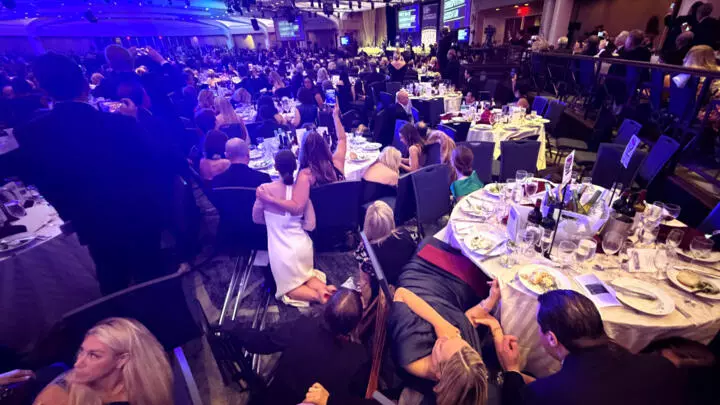 "Salad man" et selfies : les réactions surprenantes d'invités du gala de la presse à Washington