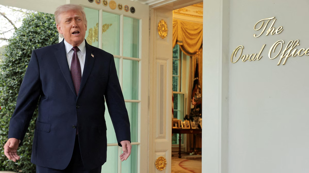 Le président Donald Trump s’adresse aux journalistes à l’extérieur du bureau ovale de la Maison-Blanche, le 13 avril 2026.  Photo : Reuters / Jonathan Ernst