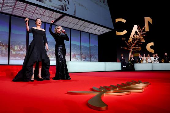 Gong Li et Jane Fonda sur scène lors de la cérémonie d’ouverture du 79ᵉ Festival de Cannes, le 12 mai 2026. GONZALO FUENTES/REUTERS