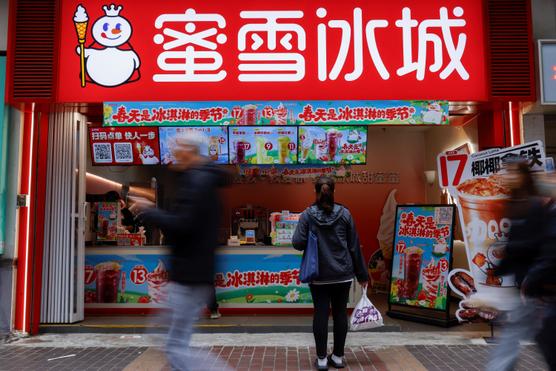 En Chine, l’incroyable succès de Mixue, le roi du bubble tea à prix cassés