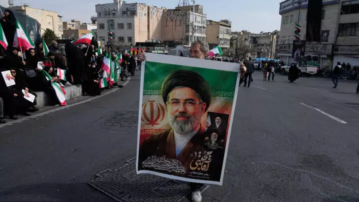 Un homme tient une affiche de l'ayatollah Mojtaba Khamenei, qui succède à son défunt père, l'ayatollah Ali Khamene, lors d'un rassemblement en sa faveur à Téhéran, le 9 mars 2026. AP - Vahid Salemi