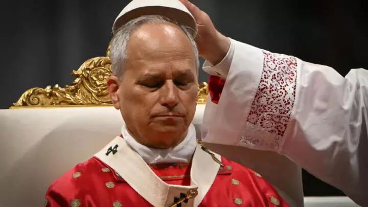 Dans sa première encyclique, le pape appelle à "désarmer" l'IA pour "l'empêcher de dominer l'humain"