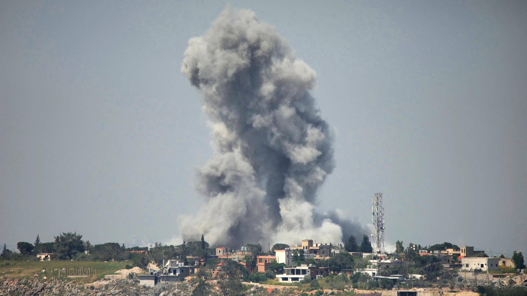 La fumée s'élève du site d'une frappe israélienne qui a visé le village d'Arnoun, le 9 mai 2026.  Photo : Getty Images