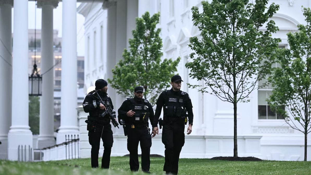 Des agents des services secrets américains après la levée du confinement à la Maison-Blanche, à Washington, le 23 mai 2026.  Photo : Getty Images / Brendan Smialowski (AFP)