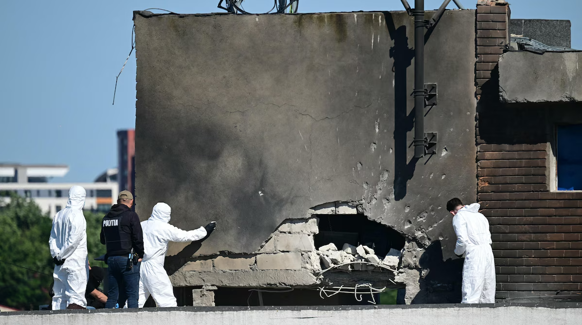 Des policiers et des enquêteurs analysent le site de l'impact après qu'un drone russe a frappé un immeuble résidentiel à Galati, dans l'est de la Roumanie, le 29 mai 2026.  Photo : Getty Images / AFP / DANIEL MIHAILESCU