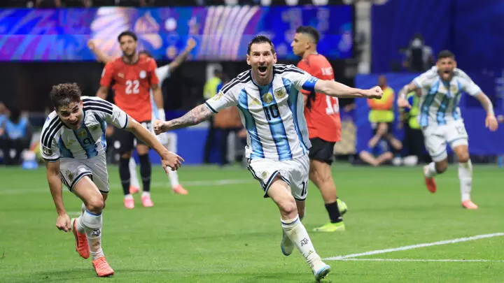 Trois buts en quinze minutes, l'Argentine de Messi renverse l'Égypte et rejoint les quarts de finale