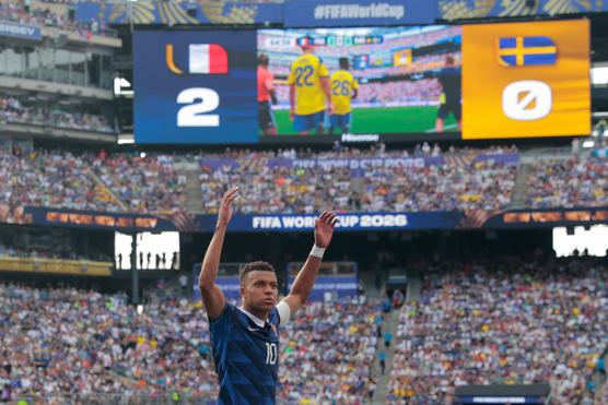 Mbappé fires France into World Cup last 16