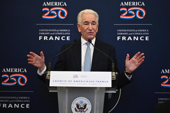 harles Kushner, ambassadeur des Etats-Unis en France, à l’occasion du lancement officiel d’« America 250 », destiné à célébrer le 250ᵉ anniversaire des Etats-Unis, à l’ambassade des Etats-Unis à Paris, le 4 décembre 2025. JULIEN DE ROSA/AFP