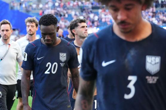 Folarin Balogun quitte le terrain après la défaite des Etats-Unis face à la Belgique en huitième de finale de la Coupe du monde de football, à Seattle (Washington), le 6 juillet 2026. TED S. WARREN / AP PHOTO/TED S. WARREN