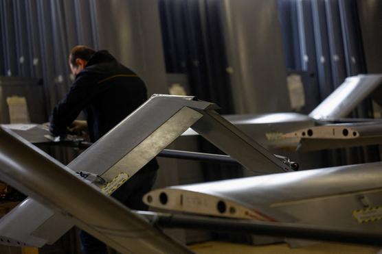 Une unité de production du drone à longue portée FP-1, dans une usine de l’entreprise de défense ukrainienne Fire Point, dans un lieu gardé secret, en Ukraine, le 2 avril 2026. VALENTYN OGIRENKO/REUTERS