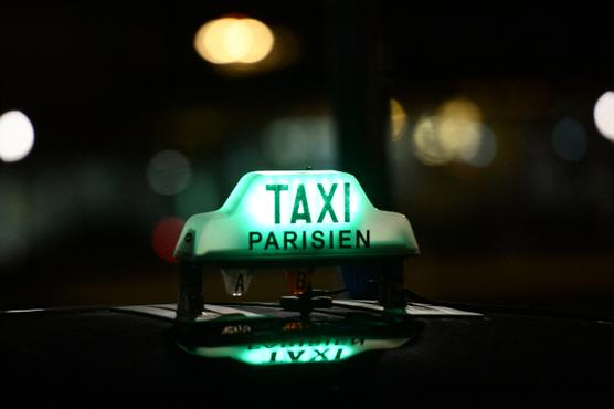 Le lumineux d’un taxi parisien à l’aéroport d’Orly (Val-de-Marne), en 2014. STEPHANE DE SAKUTIN/AFP