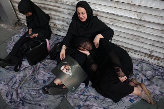Iran : aux funérailles de l’ancien Guide suprême Ali Khamenei, l’absence remarquée de Mojtaba, son fils et successeur