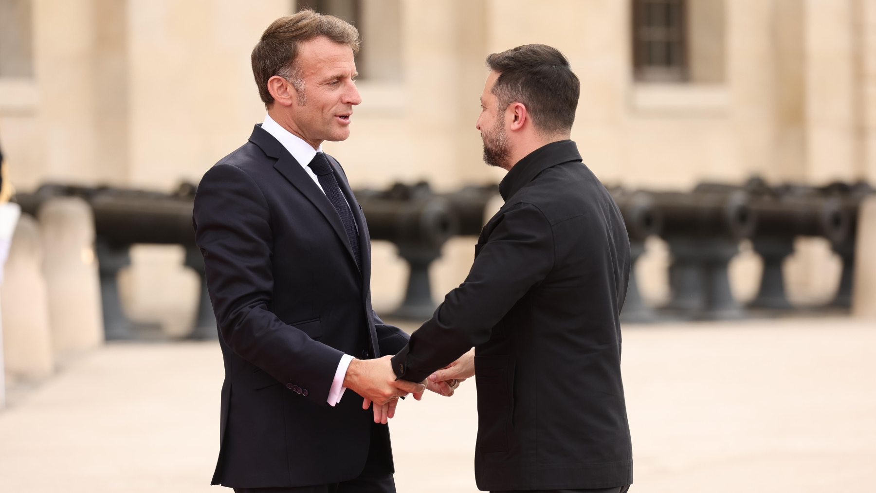 Le président français Emmanuel Macron accueille le président ukrainien Volodymyr Zelensky avant le sommet de la Coalition des volontaires à Paris, lundi.  Photo : Associated Press / Teresa Suarez