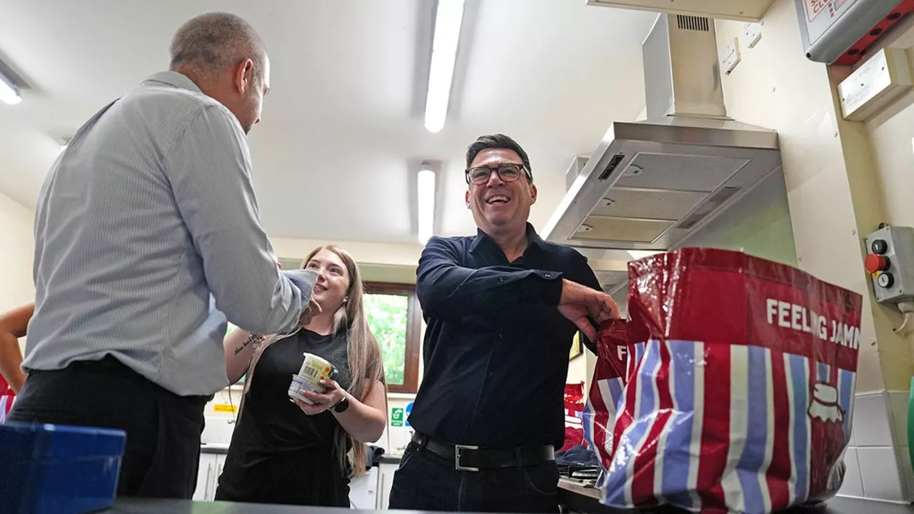 Le Premier ministre britannique Andy Burnham à Sheffield lors du lancement d'une réforme historique de décentralisation. (Annabel Lee-Ellis/Pool/Reuters)