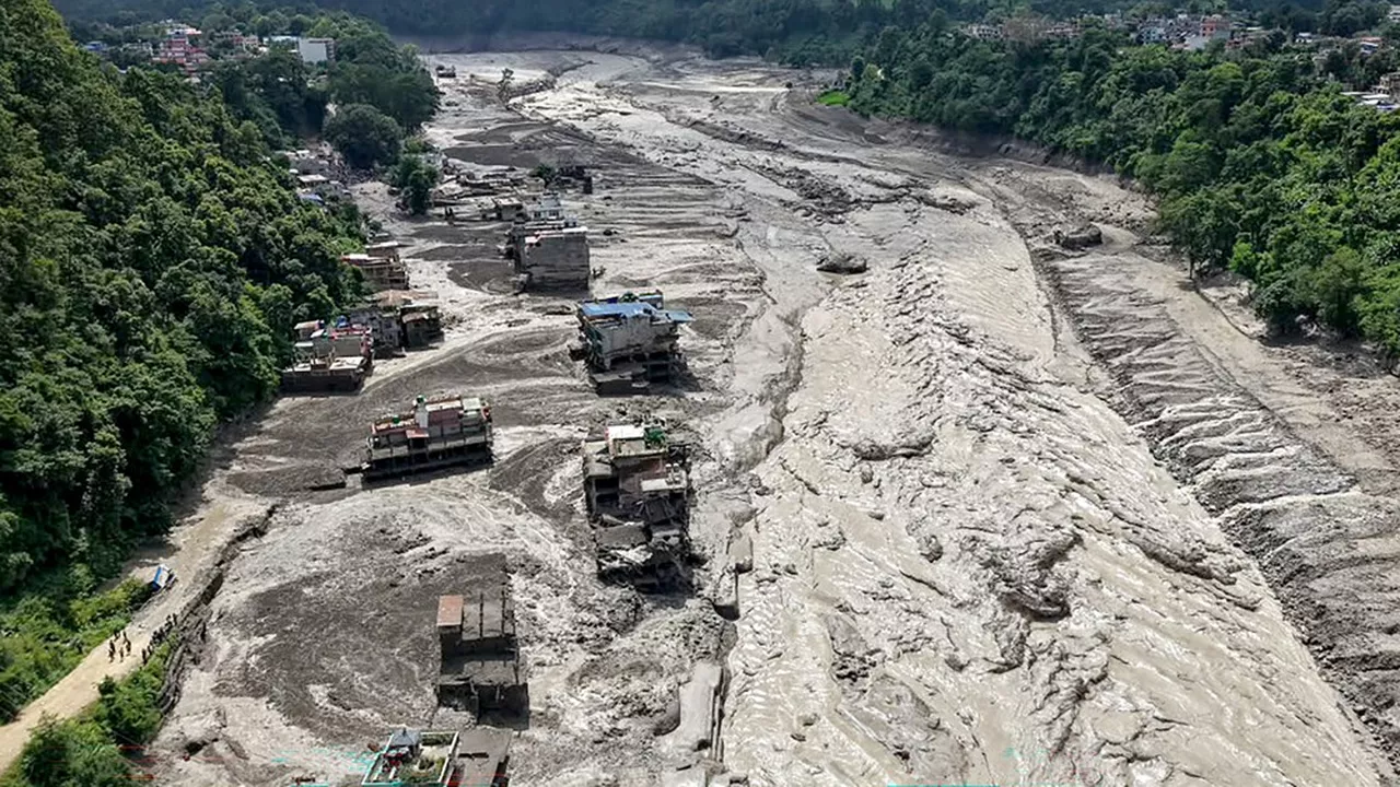 Le Népal et le Tibet subissent des crues dévastatrices, des centaines de touristes disparus