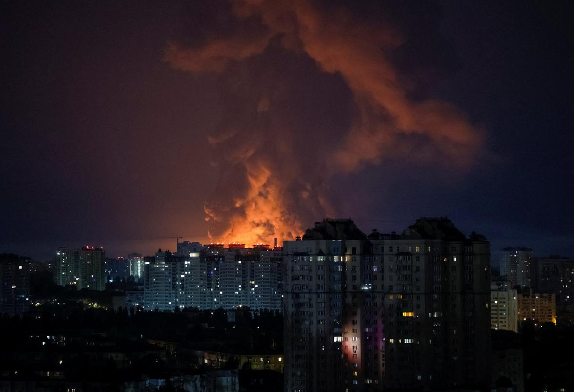 La fumée s’élève lors d’une frappe de missile russe, à Kiev, le 5 août 2026. Gleb Garanich / REUTERS