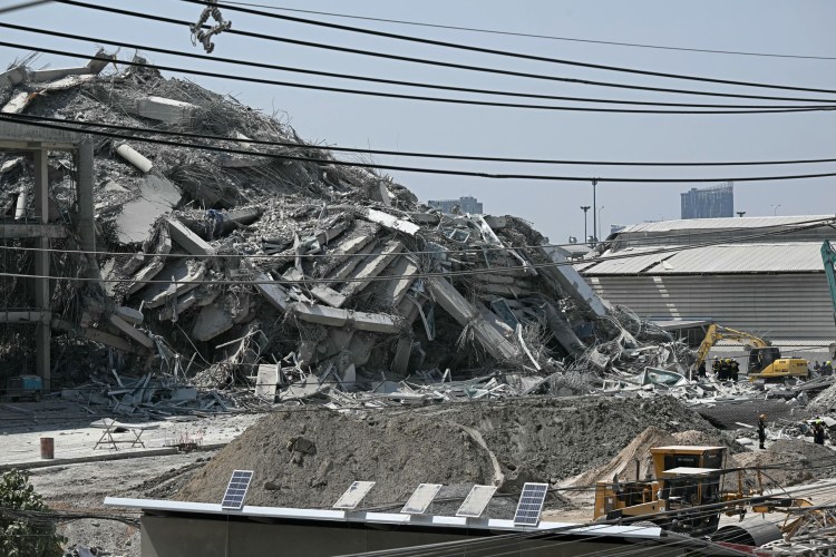 Horror moment Bangkok high-rise collapses﻿