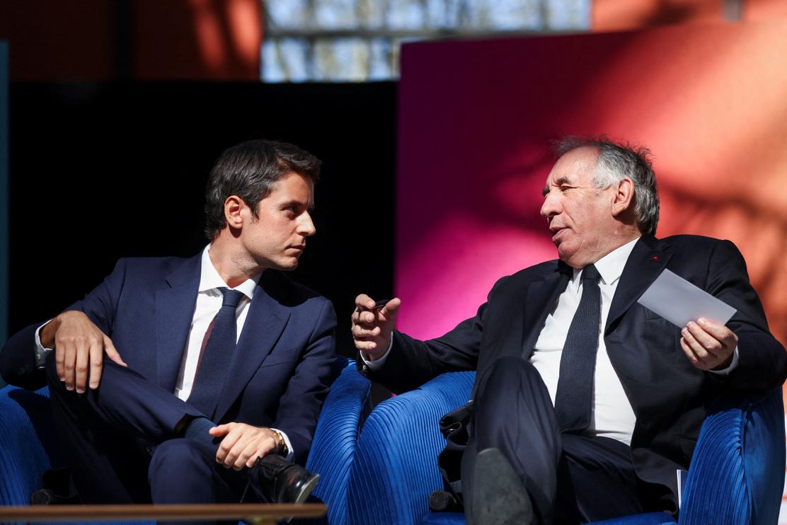 Gabriel Attal et François Bayrou lors du meeting politique du parti Renaissance à Saint-Denis (Seine-Saint-Denis), le 6 avril 2025. TOM NICHOLSON/REUTERS
