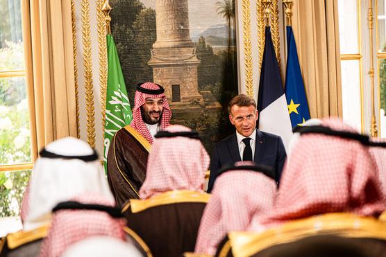 L’Arabie saoudite prévoit d’investir 6 milliards d’euros pour créer trois parcs d’attractions près de Paris, annonce Emmanuel Macron