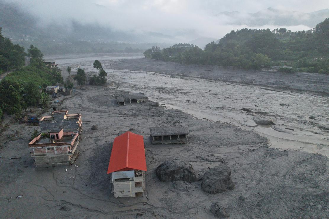 Inondations au Népal et au Tibet : la montée des eaux complique les opérations de secours dans un paysage dévasté