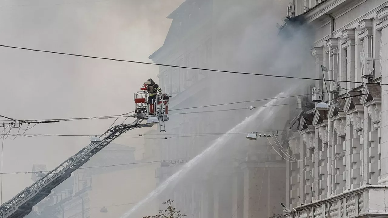 Un pompier intervient sur le site du siège des services de sécurité ukrainiens, touché par une frappe de drone russe, à Kiev, en Ukraine, le 4 septembre 2026. (Gleb Garanich/Reuters)