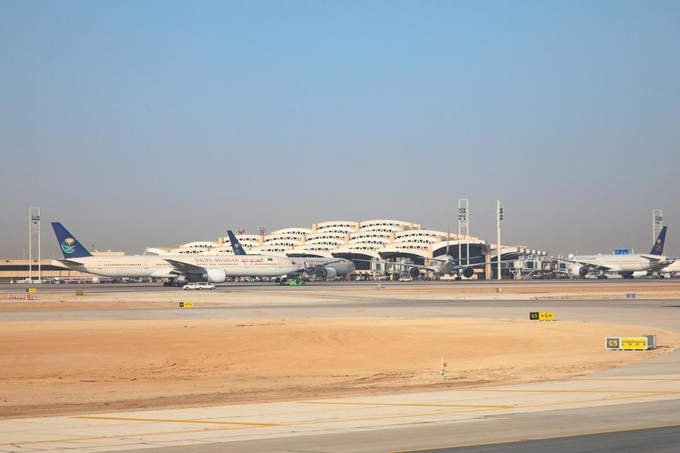 Des flammes et de la fumée noire visibles près de l'aéroport de Ryad, de nombreux vols annulés ou retardés