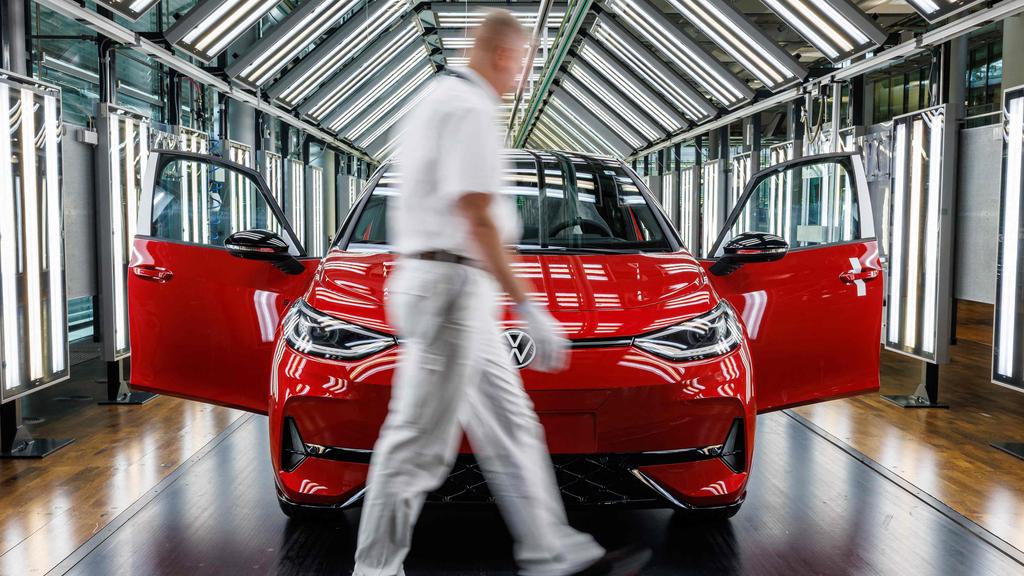 ‘Mega crisis’: Car giant slashes jobs, cars
