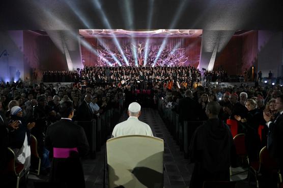 Le pape Léon XIV, lors de la 6ᵉ édition du concert avec les pauvres, dans la salle Paul-VI, au Vatican, le 6 décembre 2025. VATICAN POOL/GETTY IMAGES