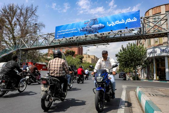 Un panneau montrant un drone sous-marin américain capturé par l’armée iranienne, accompagné d’un texte en persan signifiant « Chasser le chasseur », à Téhéran, le 9 septembre 2026. ATTA KENARE/AFP