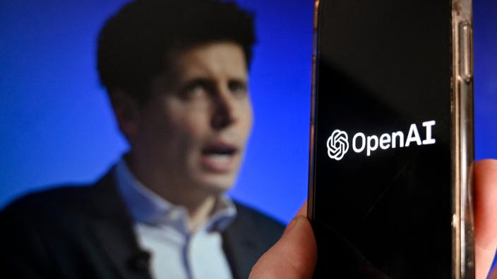 Le logo d’OpenAI avec en fond le visage de Sam Altman, patron de l’entreprise. OLIVIER DOULIERY / AFP