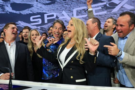 Gwynne Shotwell (au centre), présidente et directrice des opérations de SpaceX, lors de l’introduction en Bourse de SpaceX, à New York, le 12 juin 2026. TIMOTHY A. CLARY/AFP