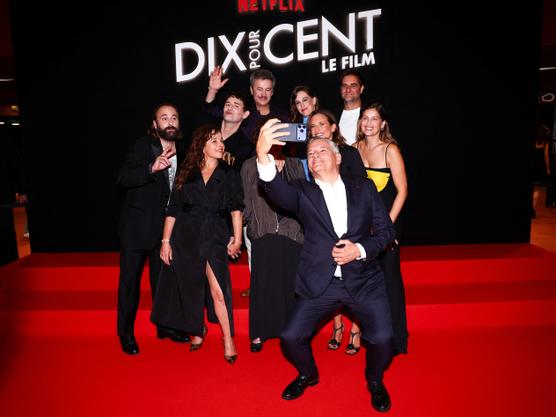 Le co-PDG de Netflix, Ted Sarandos, prend un selfie avec les acteurs film Netflix « Dix pour cent » à Paris, le 8 septembre 2026. ABDUL SABOOR/REUTERS