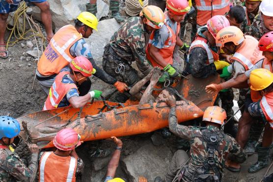 Inondations au Népal et au Tibet : neuf jours après la catastrophe, deux ouvriers retrouvés vivants dans un tunnel alors que le bilan dépasse les 1 300 morts