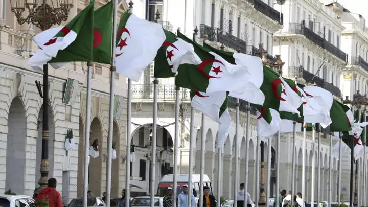 Photo d'archive montrant des drapeaux algériens flottant à Alger, le 16 avril 2025. © Fateh Guidoum, AP