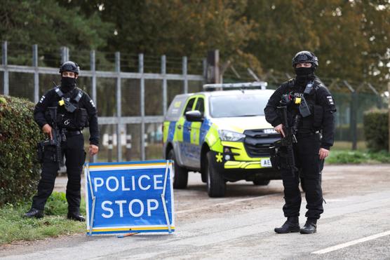 En Angleterre, les cinq hommes arrêtés pour un projet d’attaque contre une base militaire ont été libérés sous caution