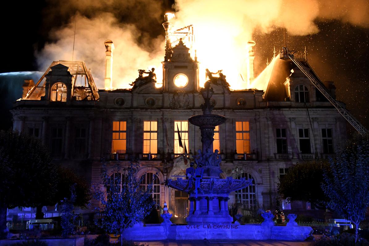 L’hôtel de ville de Limoges en feu, le 17 octobre 2026. PASCAL LACHENAUD / AFP