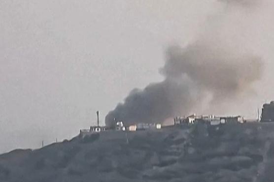 Cette capture d’écran, tirée d’une vidéo publiée sur les réseaux sociaux le 15 octobre 2026, montre de la fumée due à un missile tiré par les houthistes contre le palais présidentiel du gouvernement yéménite, à Aden (Yémen). AFP