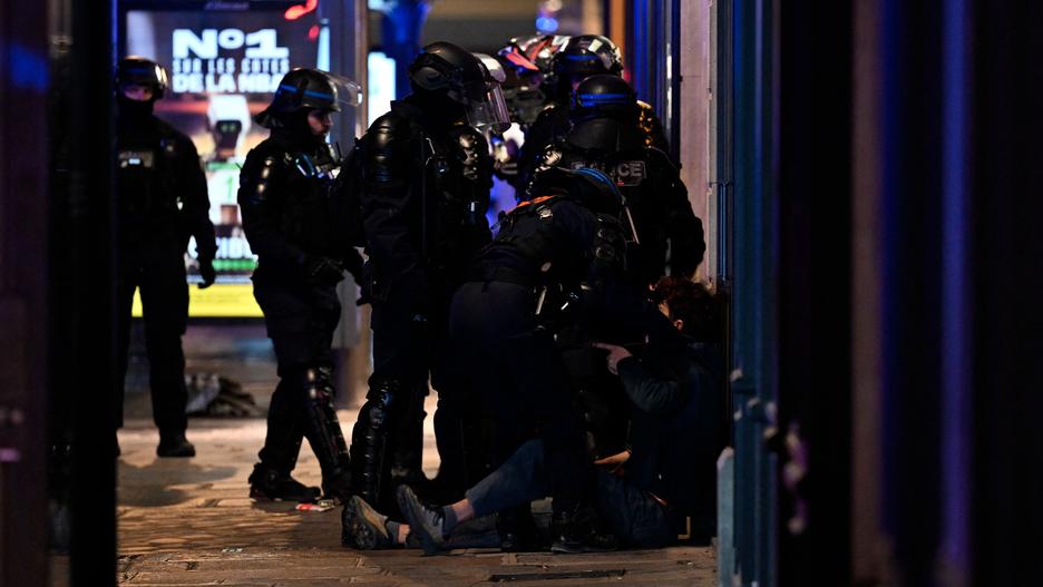 Des policiers interpellent un manifestant près de l’Opéra de Paris, le 17 octobre 2026. GUILLAUME SALIGOT / AFP