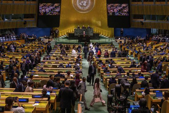 Le premier ministre israélien, Benyamin Nétanyahou, à la tribune de L’ONU, alors que des délégations quittent la salle où se tient son Assemblée générale, à New York, le 24 septembre 2026. ALEXI J. ROSENFELD/AFP