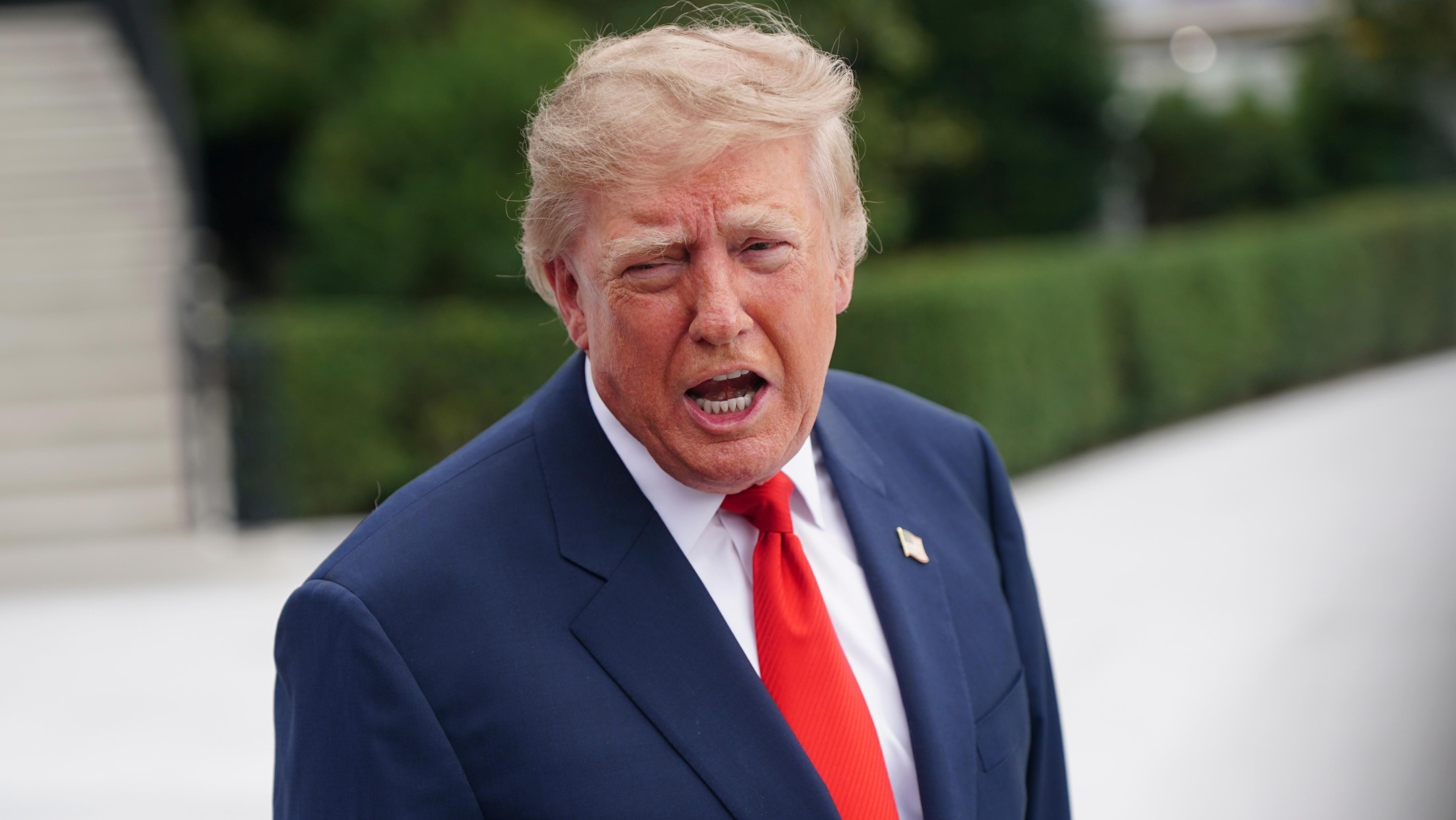 Le président Donald Trump s'en est pris à son homologue ukrainien Volodymyr Zelensky, samedi. PHOTO : ASSOCIATED PRESS / NATHAN HOWARD