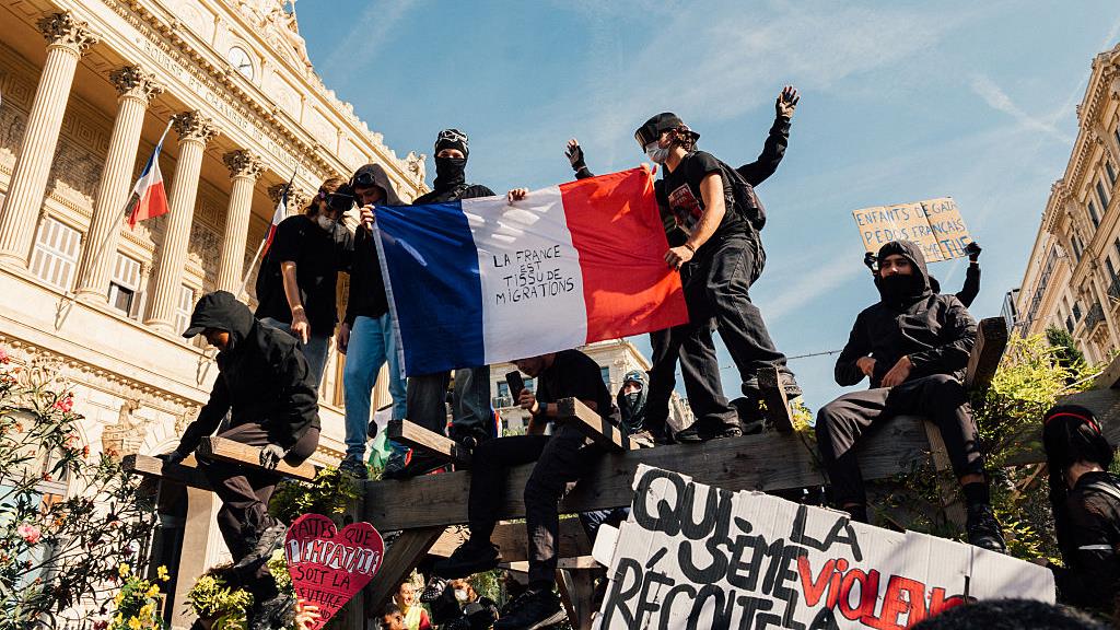 Des manifestants dans le centre-ville de Marseille, le 17 octobre 2026. PHOTO : GETTY IMAGES / LAURENT LE CRABE / HANS LUCAS/ AFP