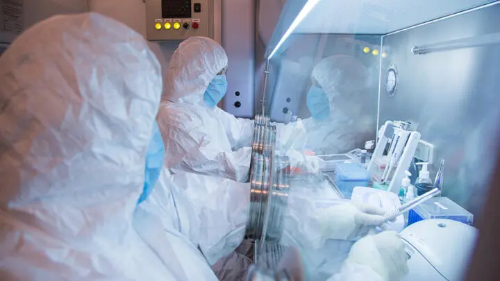 Des laborantins en train de procéder à des expériences au sein de l'Institut de recherche antipeste d'Irkoutsk. Soupçons de peste en Russie : le flou demeure après la mort suspecte d’une laborantine