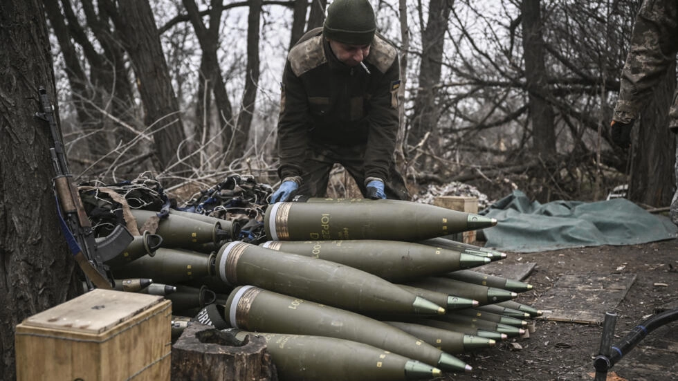 A Ukrainian serviceman prepares 155mm artillery shells near Bakhmut, eastern Ukraine on March 17, 2023, amid the Russian invasion of Ukraine. © Aris Messinis, AFP