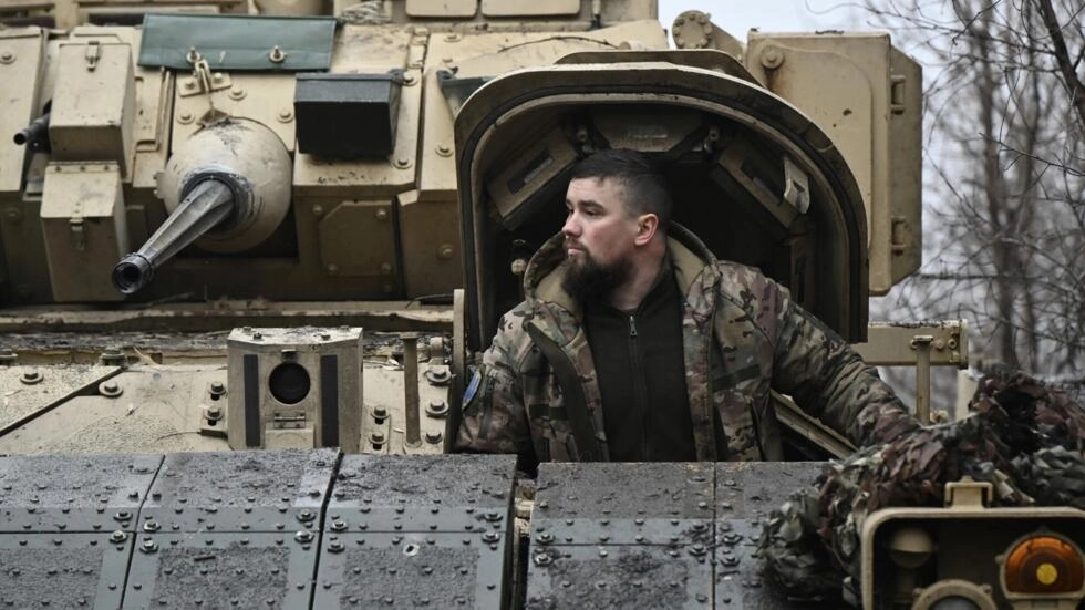 A Ukrainian serviceman of the 47th Mechanized Brigade prepares a Bradley fighting vehicle for combat, not far away from Avdiivka in the Donetsk region, on February 11, 2024. © Genya Savilov, AFP