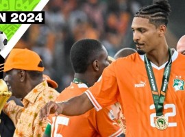 Ivory Coast's forward Sebastien Haller looks at the Africa Cup of Nations trophy after Ivory Coast won the Africa Cup of Nations (CAN) 2024 final football match, February 11, 2024. © AFP